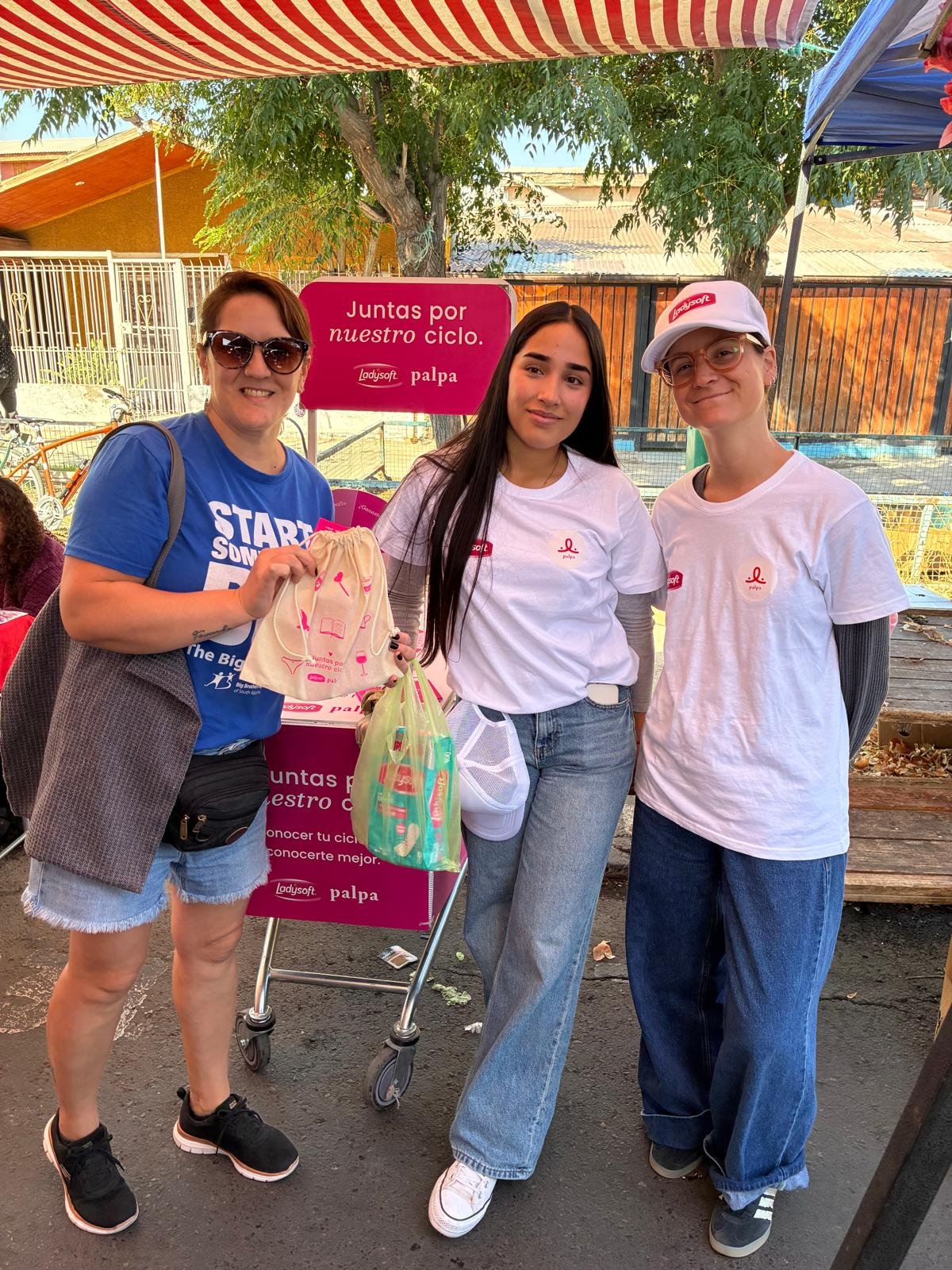 palpa-equipo-ferias-santiago-poleras-blancas-educacion-menstrual