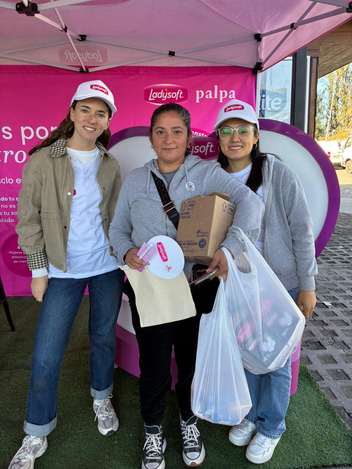 Gemini dijo Entendido perfectamente. Vamos a simplificarlo y hacerlo genérico para que no tengas que recordar qué feria es cada una, pero manteniendo el gancho de Palpa, Santiago y educación menstrual para que sigan posicionando en Google.  Aquí tienes los nombres listos para copiar y pegar:  Módulo de Fotos 1 (5 fotos arriba) (Bajo el encabezado "¿Ciclo Menstrual: Nuestra ruta educativa por Santiago")  1. Foto Izquierda Arriba (3 personas con bolsas Palpa): palpa-entrega-bolsas-regalo-educacion-menstrual-ferias-santiago